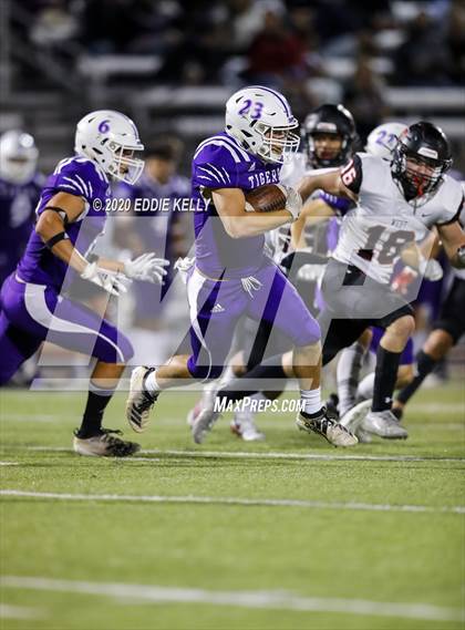 Thumbnail 1 in West vs. Mount Vernon (UIL 3A Area Playoff) photogallery.