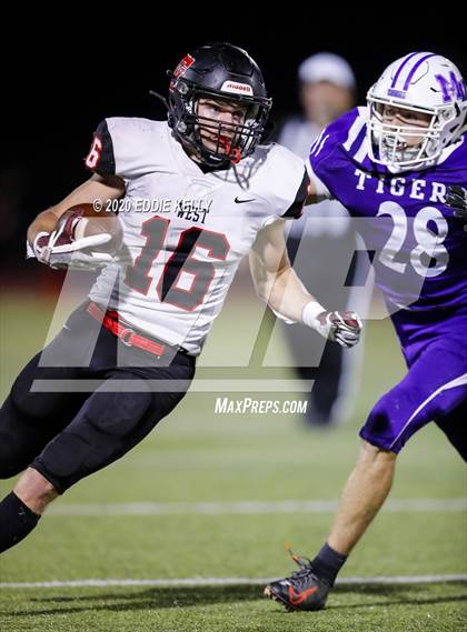 Thumbnail 3 in West vs. Mount Vernon (UIL 3A Area Playoff) photogallery.