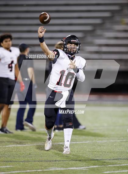 Thumbnail 3 in West vs. Mount Vernon (UIL 3A Area Playoff) photogallery.
