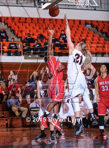 Thumbnail 1 in Lenoir City vs. West photogallery.