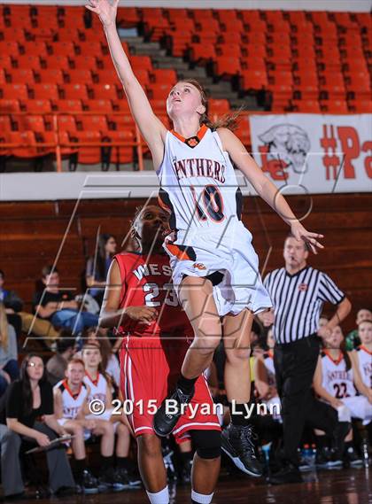 Thumbnail 2 in Lenoir City vs. West photogallery.