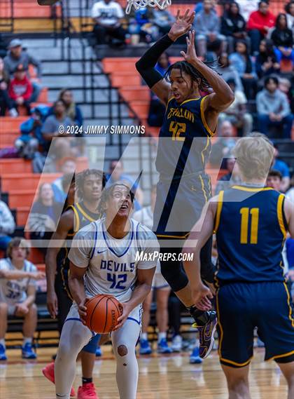 Thumbnail 2 in Quincy vs. O'Fallon(IHSA 4A Sectional Semifinals) photogallery.