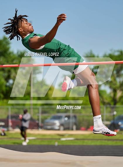 Thumbnail 2 in UIL 6A Track & Field Area 21&22 (High Jump) photogallery.