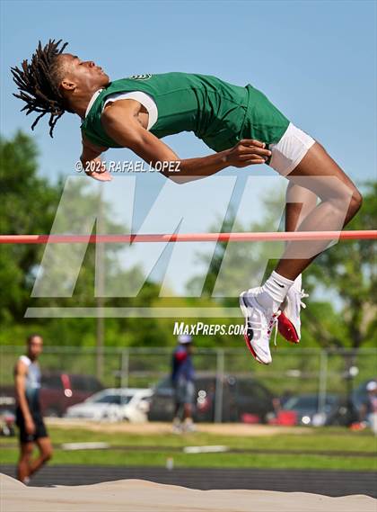 Thumbnail 1 in UIL 6A Track & Field Area 21&22 (High Jump) photogallery.