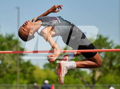 Thumbnail 1 in UIL 6A Track & Field Area 21&22 (High Jump) photogallery.