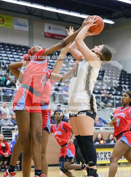 Thumbnail 1 in Kaufman vs. Carter (UIL 4A Bi-District Playoff) photogallery.