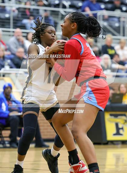 Thumbnail 2 in Kaufman vs. Carter (UIL 4A Bi-District Playoff) photogallery.