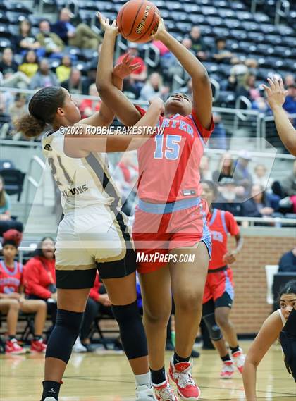 Thumbnail 2 in Kaufman vs. Carter (UIL 4A Bi-District Playoff) photogallery.