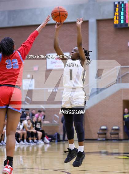 Thumbnail 2 in Kaufman vs. Carter (UIL 4A Bi-District Playoff) photogallery.
