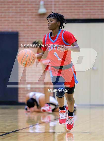 Thumbnail 2 in Kaufman vs. Carter (UIL 4A Bi-District Playoff) photogallery.