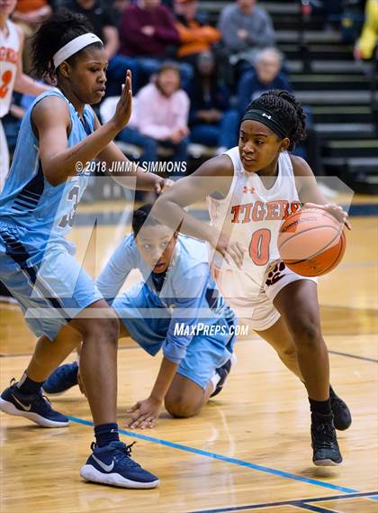 Thumbnail 3 in Edwardsville vs Belleville East (IHSA 4A Regional Playoff) photogallery.