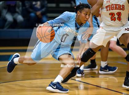 Thumbnail 2 in Edwardsville vs Belleville East (IHSA 4A Regional Playoff) photogallery.