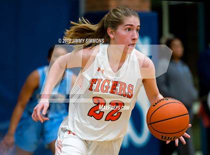 Thumbnail 3 in Edwardsville vs Belleville East (IHSA 4A Regional Playoff) photogallery.