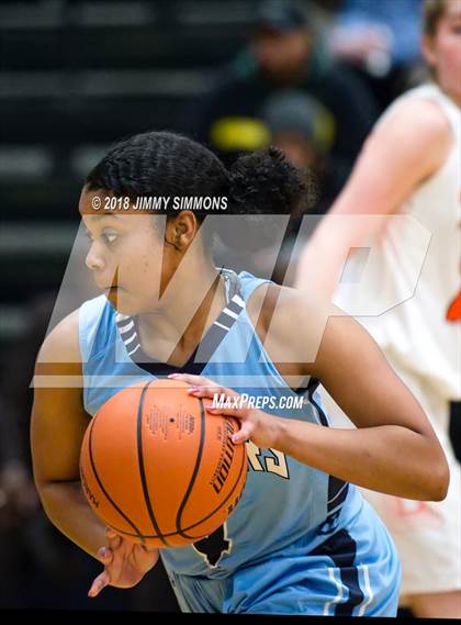 Thumbnail 3 in Edwardsville vs Belleville East (IHSA 4A Regional Playoff) photogallery.
