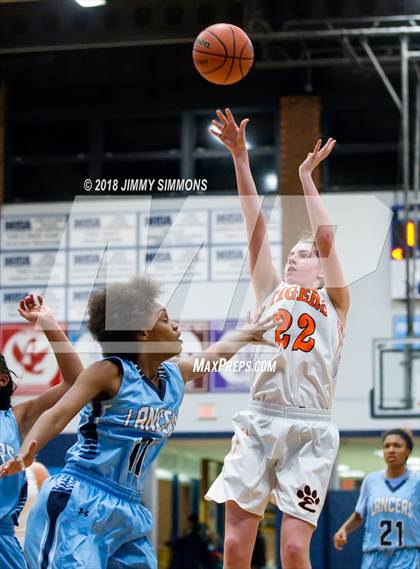 Thumbnail 1 in Edwardsville vs Belleville East (IHSA 4A Regional Playoff) photogallery.