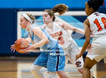 Thumbnail 1 in Edwardsville vs Belleville East (IHSA 4A Regional Playoff) photogallery.
