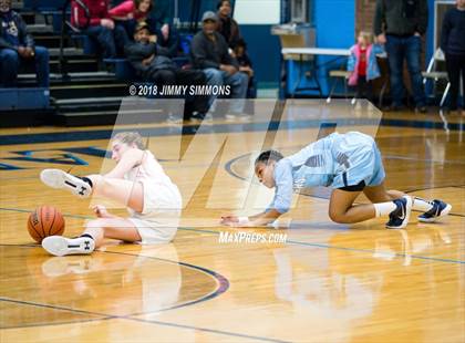 Thumbnail 2 in Edwardsville vs Belleville East (IHSA 4A Regional Playoff) photogallery.