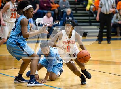 Thumbnail 1 in Edwardsville vs Belleville East (IHSA 4A Regional Playoff) photogallery.