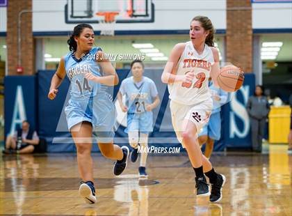 Thumbnail 3 in Edwardsville vs Belleville East (IHSA 4A Regional Playoff) photogallery.