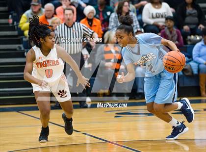 Thumbnail 3 in Edwardsville vs Belleville East (IHSA 4A Regional Playoff) photogallery.