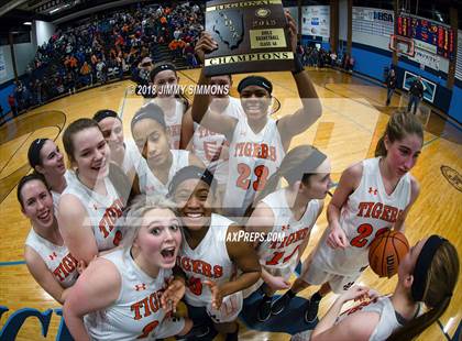 Thumbnail 3 in Edwardsville vs Belleville East (IHSA 4A Regional Playoff) photogallery.