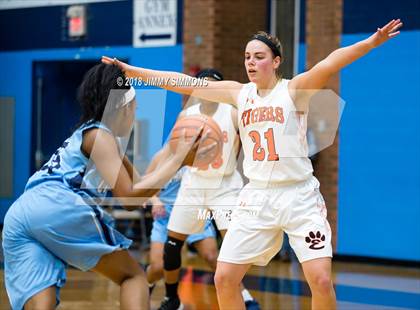 Thumbnail 3 in Edwardsville vs Belleville East (IHSA 4A Regional Playoff) photogallery.