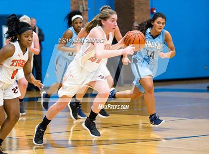 Thumbnail 3 in Edwardsville vs Belleville East (IHSA 4A Regional Playoff) photogallery.