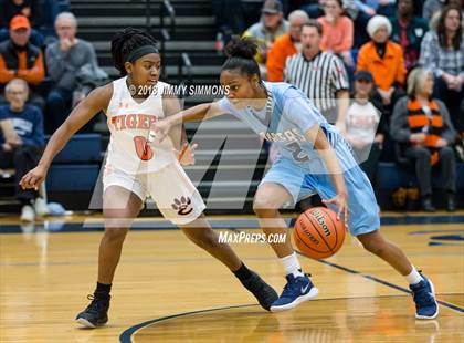Thumbnail 3 in Edwardsville vs Belleville East (IHSA 4A Regional Playoff) photogallery.