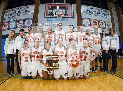 Thumbnail 1 in Edwardsville vs Belleville East (IHSA 4A Regional Playoff) photogallery.