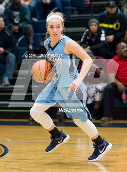 Thumbnail 2 in Edwardsville vs Belleville East (IHSA 4A Regional Playoff) photogallery.