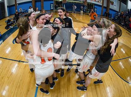 Thumbnail 3 in Edwardsville vs Belleville East (IHSA 4A Regional Playoff) photogallery.
