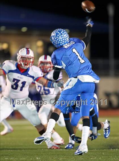 Thumbnail 2 in Midway vs. Tyler (4A Division 1 Semifinal) photogallery.