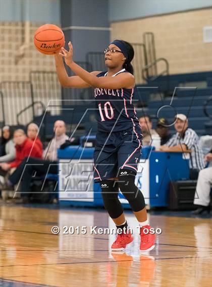Thumbnail 3 in Roosevelt vs. Burbank (SAISD Tournament) photogallery.