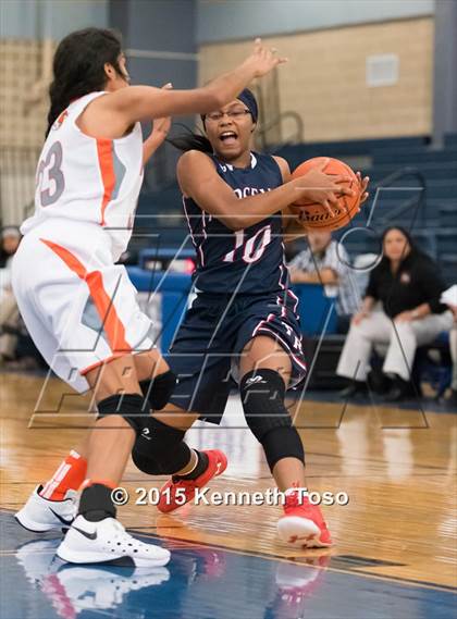 Thumbnail 3 in Roosevelt vs. Burbank (SAISD Tournament) photogallery.