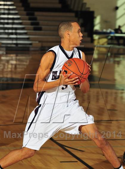Thumbnail 2 in Irvington vs. La Quinta (MaxPreps Holiday Classic) photogallery.