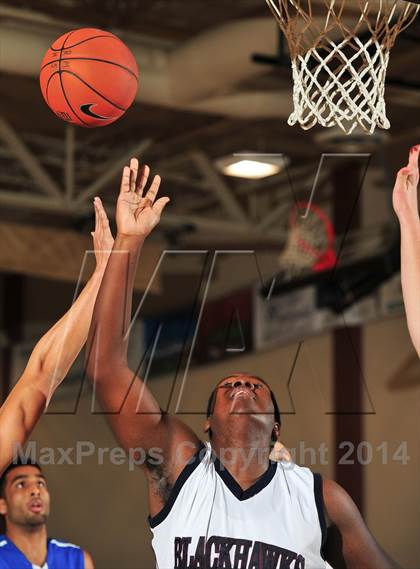 Thumbnail 3 in Irvington vs. La Quinta (MaxPreps Holiday Classic) photogallery.