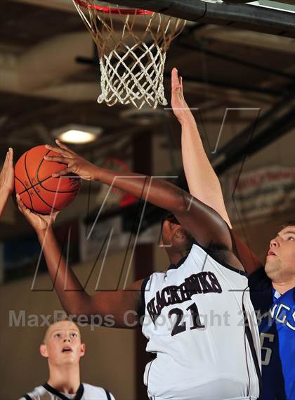 Thumbnail 2 in Irvington vs. La Quinta (MaxPreps Holiday Classic) photogallery.