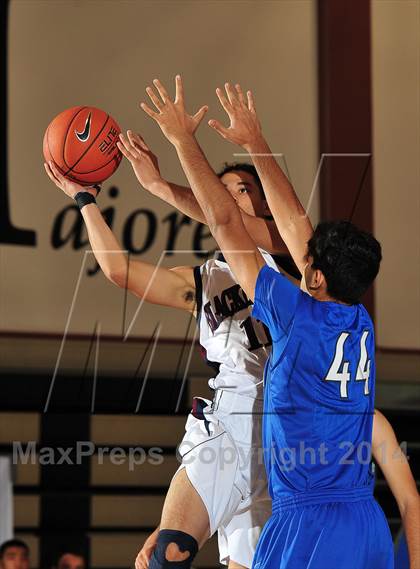 Thumbnail 2 in Irvington vs. La Quinta (MaxPreps Holiday Classic) photogallery.