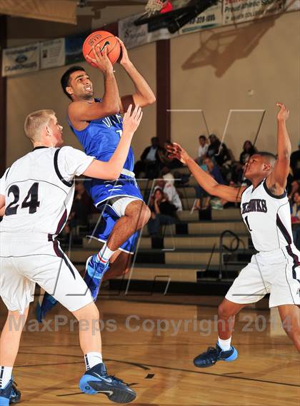 Thumbnail 2 in Irvington vs. La Quinta (MaxPreps Holiday Classic) photogallery.