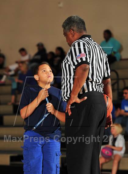 Thumbnail 2 in Irvington vs. La Quinta (MaxPreps Holiday Classic) photogallery.