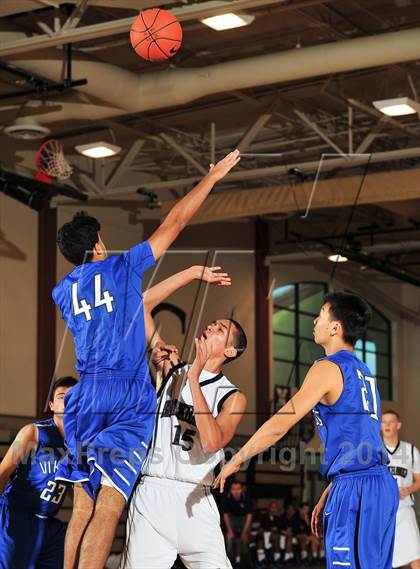 Thumbnail 2 in Irvington vs. La Quinta (MaxPreps Holiday Classic) photogallery.