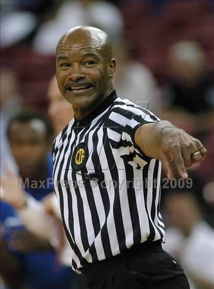 Thumbnail 2 in Windward vs. St. Joseph Notre Dame (CIF State D5 Final) photogallery.