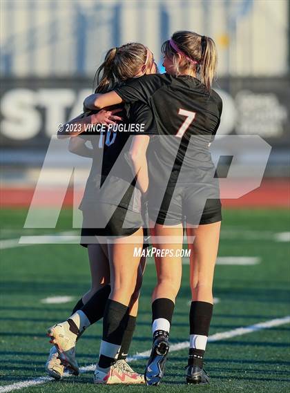 Thumbnail 2 in West Valley vs. East Valley (WIAA 2A Playoffs) photogallery.