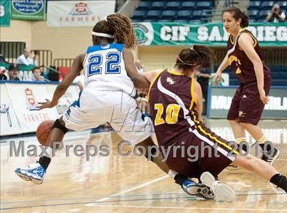 Thumbnail 3 in Bishop's vs La Jolla Country Day (CIF SDS D4 Final) photogallery.