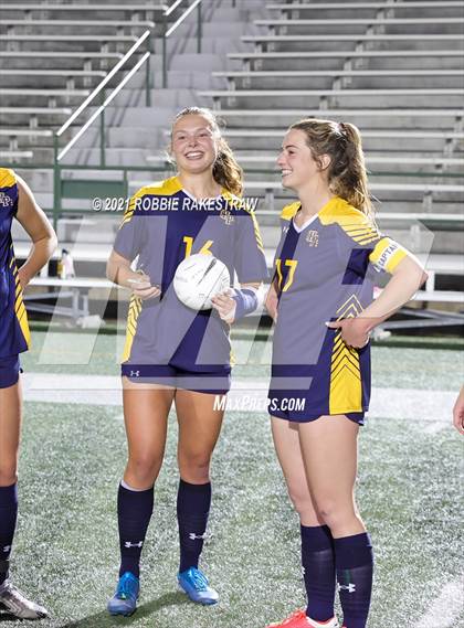 Thumbnail 2 in Midlothian vs. Highland Park (UIL 5A Quarterfinal Playoff) photogallery.