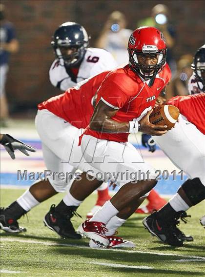 Thumbnail 3 in Cedar Hill vs. Allen (Tom Landry Classic) photogallery.