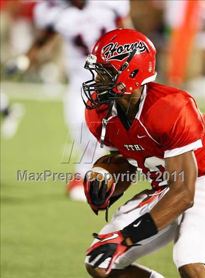 Thumbnail 1 in Cedar Hill vs. Allen (Tom Landry Classic) photogallery.