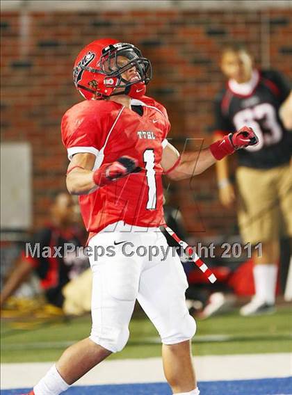 Thumbnail 1 in Cedar Hill vs. Allen (Tom Landry Classic) photogallery.