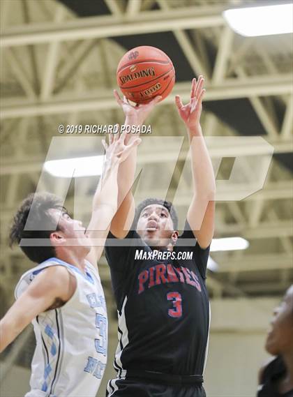Thumbnail 2 in Clovis North vs. San Leandro (Clovis West Nike Invitational) photogallery.