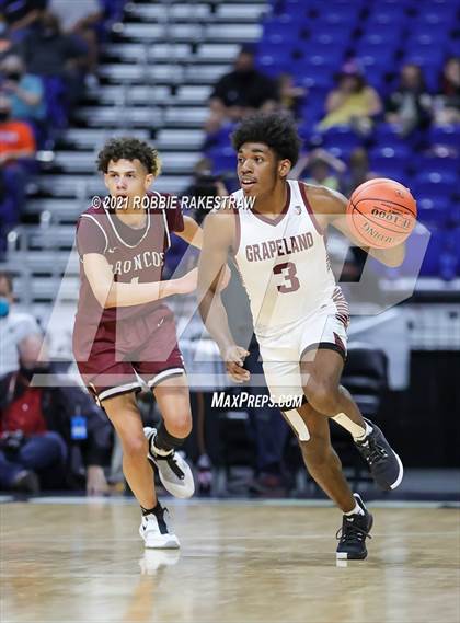 Thumbnail 3 in Grapeland vs. Clarendon (UIL 2A State Championship) photogallery.